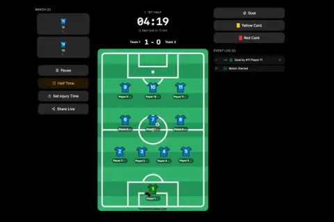 Wirtualny mecz piłki nożnej. Widać boisko z zawodnikami, zegar 04:19, wynik 1-0. Włoscy trenerzy analizują taktykę.